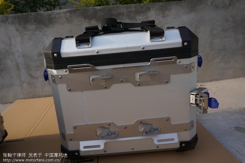 探讨:摩托车边箱快拆快挂机构哪种方式轻度好