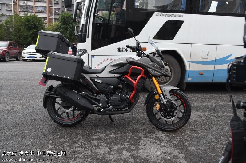 参加重庆力帆kpt200新品发布会