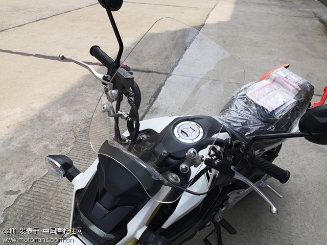 出售摩托车各种挡风玻璃精品外贸护手通用改装泥板