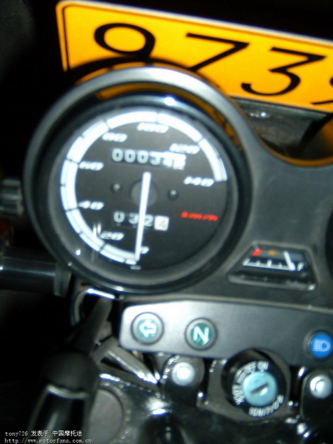 牌照上的两个螺丝怎么拆啊,请教经验人士! - 摩