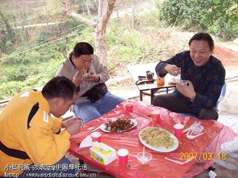 老下雨,好郁闷呀。发几天搞笑的。摩友的吃像