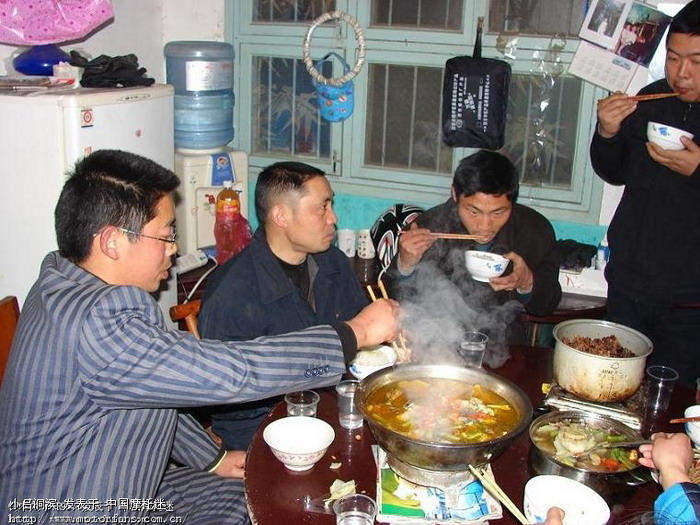 老下雨,好郁闷呀。发几天搞笑的。摩友的吃像