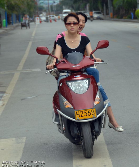 转载三张本田踏板车PP,有美女的! - 摩托车论坛