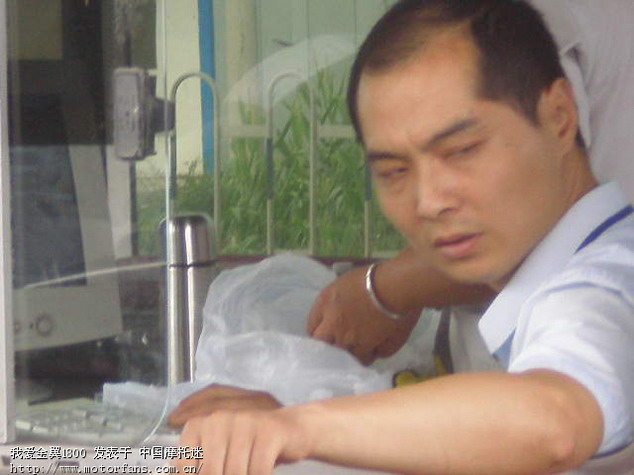 强!看司机们如何整蛊那些公路收费站的[图] - 摩