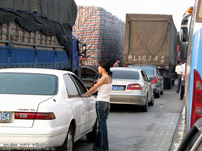 京珠高速油罐车爆炸交通中断 - 江西摩友交流区