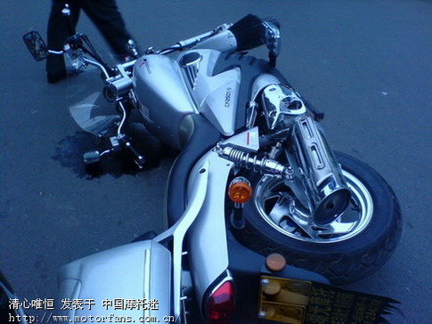 崭新的春风250水冷摔了 - 摩托车论坛 - 春风动