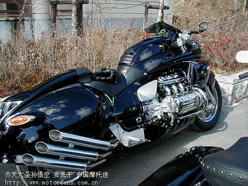 老外就是叼 这么大的摩托车也能搞定。 - 摩托