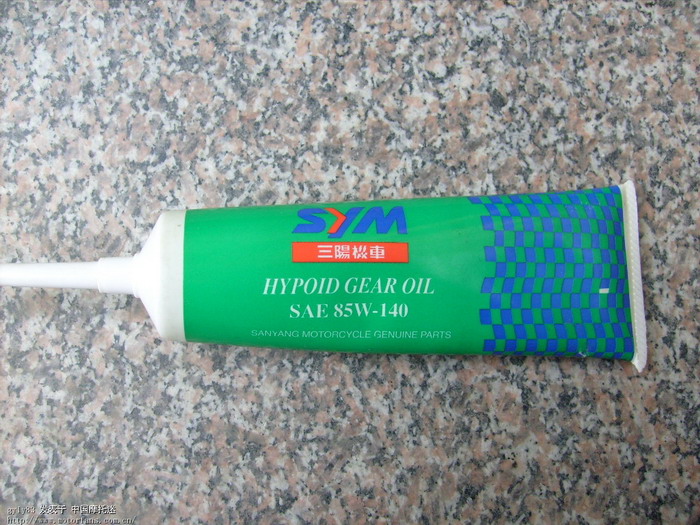 踏板车3000公里换一次机油,5000公里一次齿轮