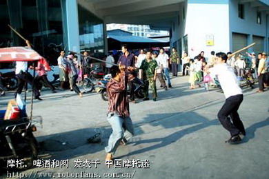 交通警察要是拦住你就拔钥匙,要学这位仁兄。