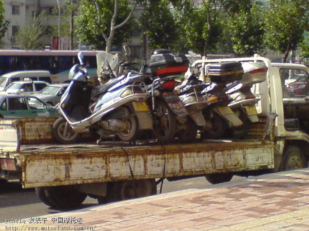 今天路上拍的济南交警查无牌无证的摩托车 - 摩