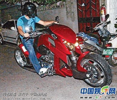 周杰伦的最新摩托---蝙蝠车 - 摩托车论坛 - 摩托