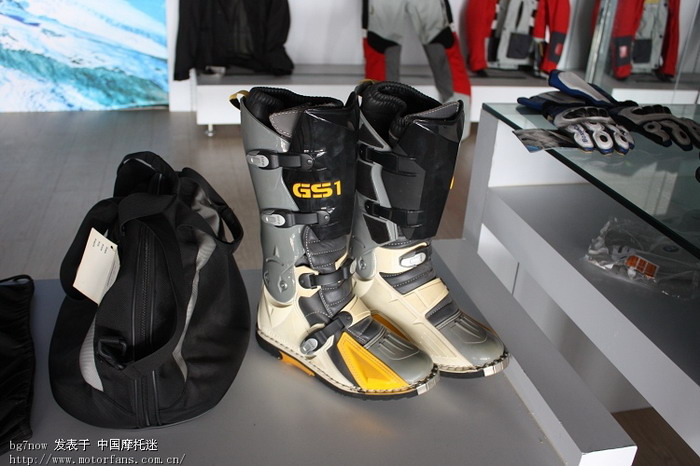 鑫源杯出来,去了重庆BMW摩托专卖店,试驾了G
