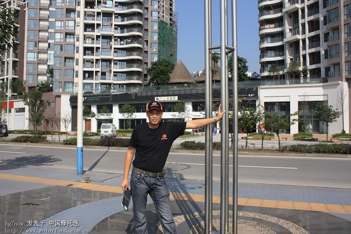 鑫源杯出来,去了重庆BMW摩托专卖店,试驾了G