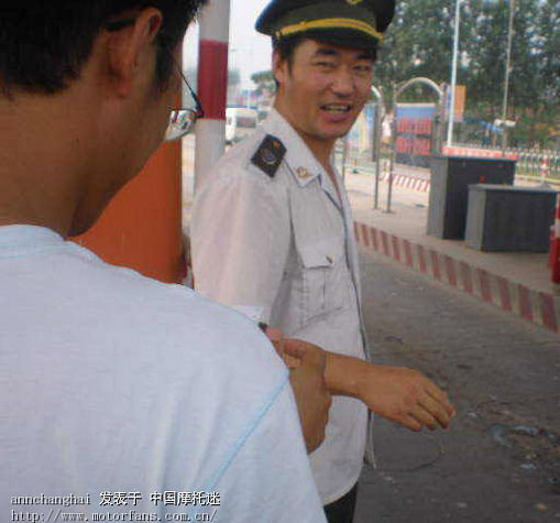射阳收费站一幕!哈哈~看看司机如何整蛊收费站