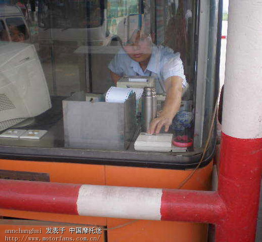 射阳收费站一幕!哈哈~看看司机如何整蛊收费站