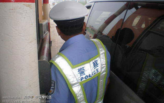 射阳收费站一幕!哈哈~看看司机如何整蛊收费站