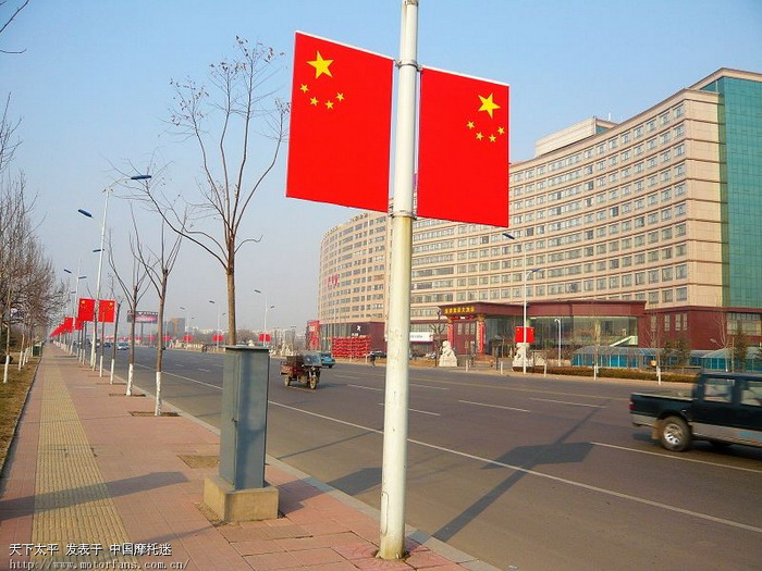 路边的五星红旗