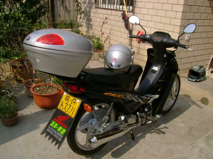 今天购五羊本田锋驰100CC,奉献大量自拍图。