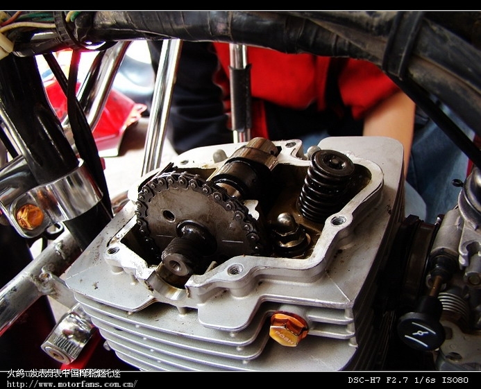 铃木发动机的气门凸轮轴座有没有轴承或轴瓦的