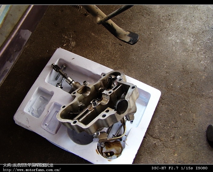 铃木发动机的气门凸轮轴座有没有轴承或轴瓦的