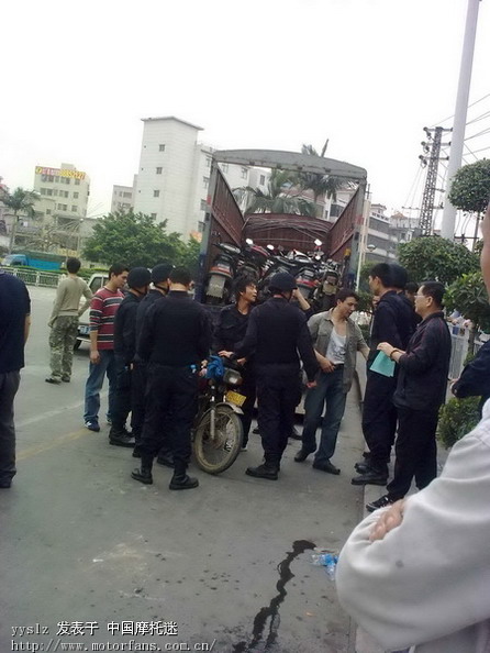 深圳宝安分局带冲锋枪查摩托车啦。大家快来看