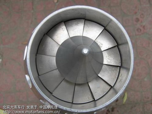 在维修车间正在改装的川崎400巡航车 - 摩托车