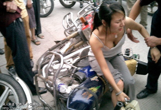 美女遭遇车祸 竟然没<em>戴胸罩</em> - 摩托迷水吧 - 摩托