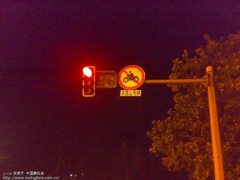 无语!看昆山312国道加油站边上的禁摩标志,难