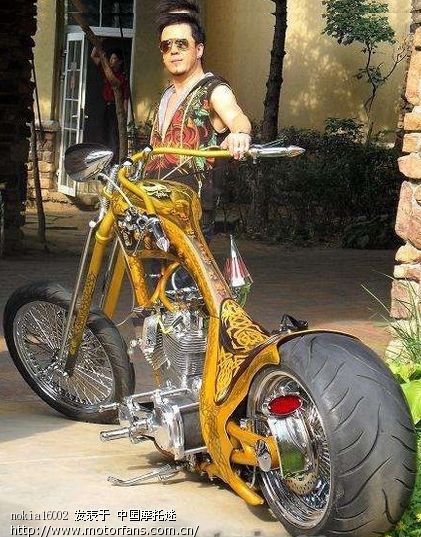 终于找到歌手杨坤开2000CC定制哈雷高速彪车