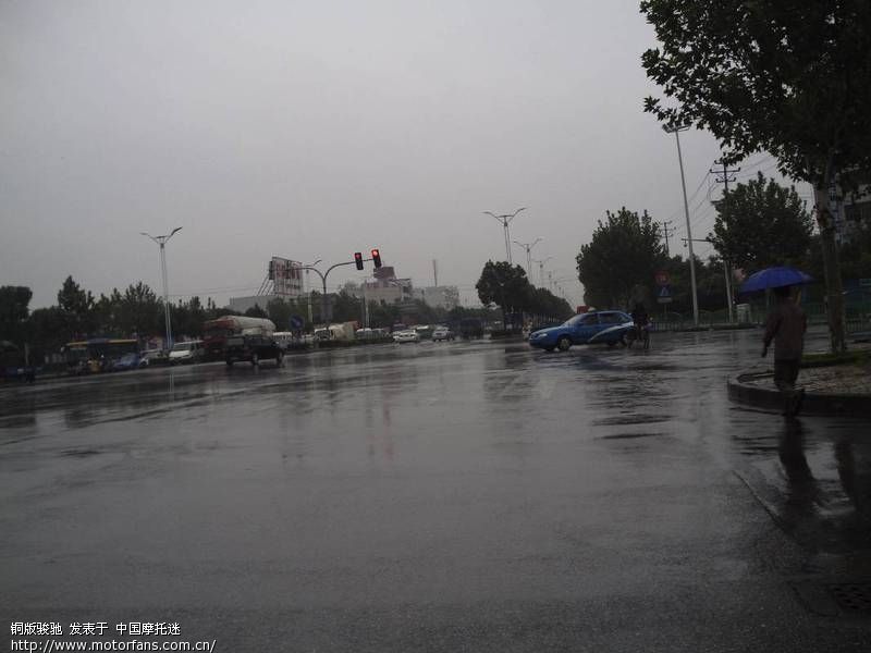 没驾驶证不敢远行,下雨出去玩,义乌 闯到交警队