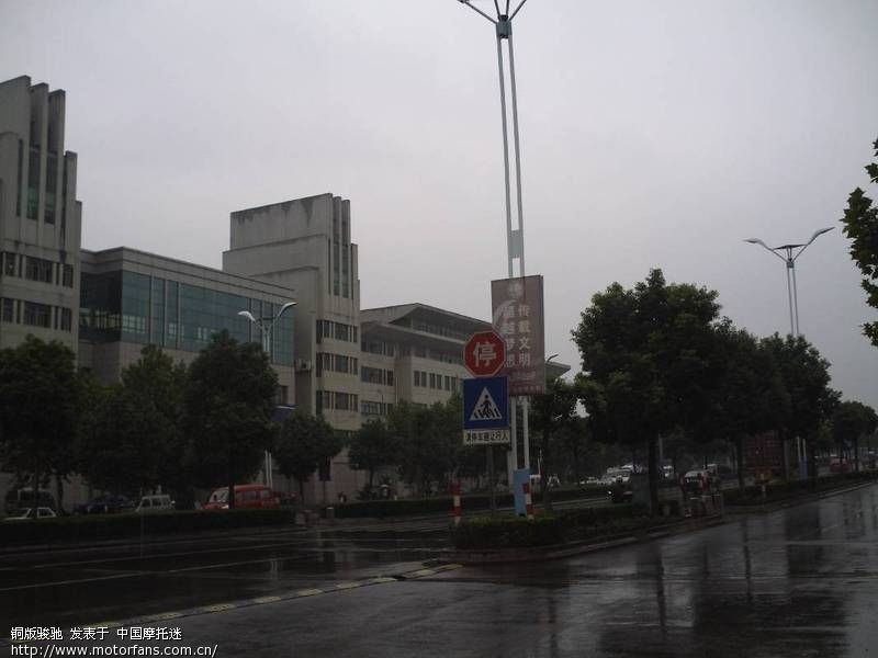 没驾驶证不敢远行,下雨出去玩,义乌 闯到交警队