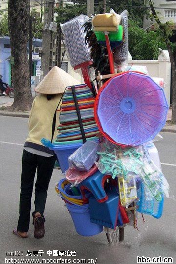 今时今日的摩托车超载10个8个人那不是牛,能载