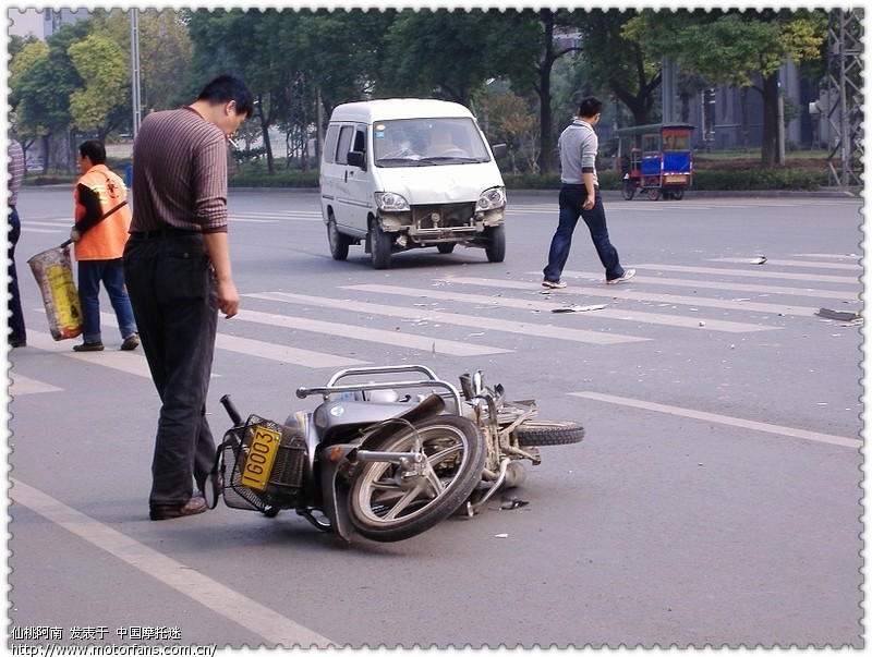 仙桃一摩托车被撞飞10多米---再次呼吁安全出