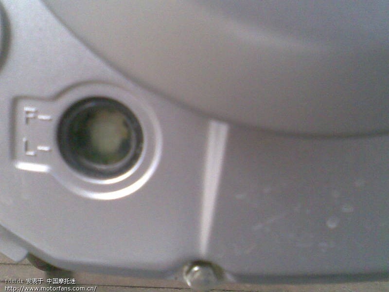 怎么我的机油观察窗口上面一大块白的啊? - 摩