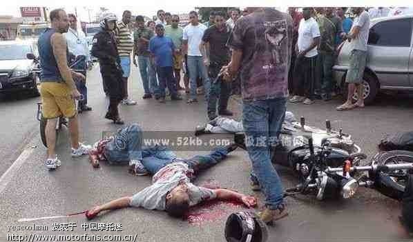 看看外国警察(便衣)是怎么对付飞车贼的,停着的