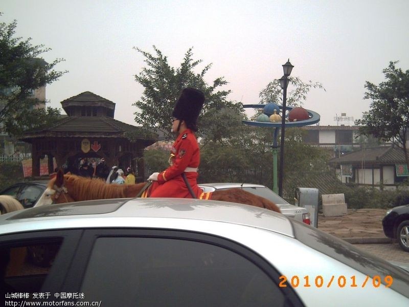 木洞收费站摩托不要钱,跑洋人街耍。 - 重庆摩