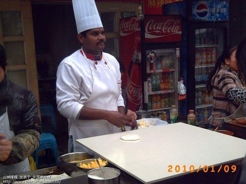 木洞收费站摩托不要钱,跑洋人街耍。 - 重庆摩