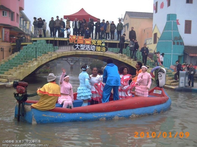 木洞收费站摩托不要钱,跑洋人街耍。 - 重庆摩