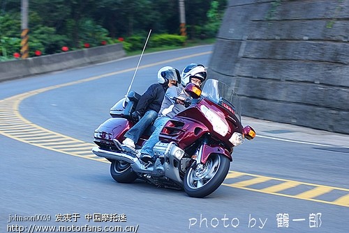 他们年纪看似也不小了 但还是那么爱机车摩游